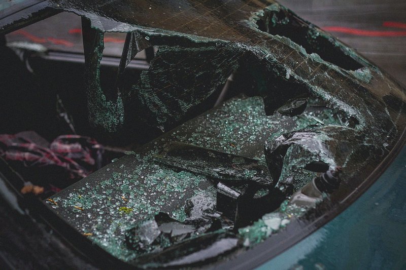 Zersplitterte Windschutzscheibe eines Autos nach einem Unfall