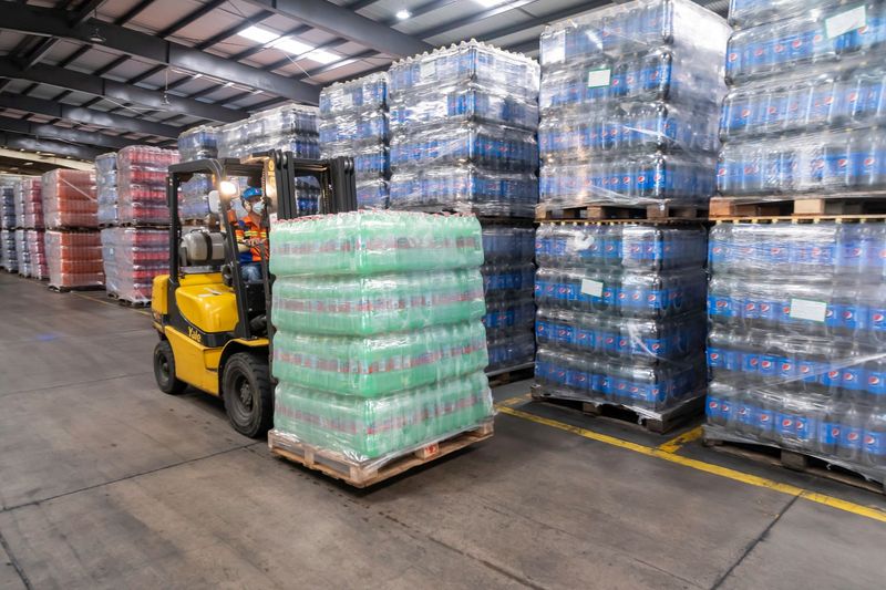 Gabelstapler transportiert eine Palette durch eine Lagerhalle