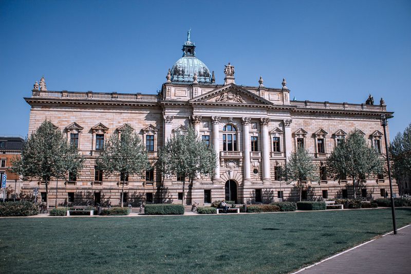 Gebäude des Bundesverwaltungsgerichts in Leipzig mit Kuppel hinter einer Rasenfläche