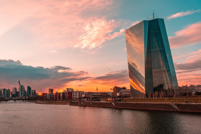 Der Turm der Europäischen Zentralbank am Frankfurter Mainufer bei Sonnenuntergang