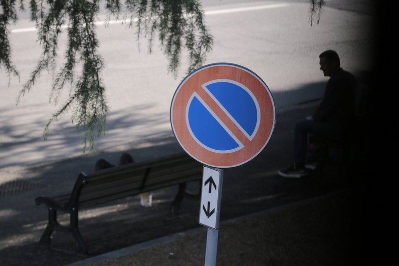 Halteverbotsschild am Straßenrand