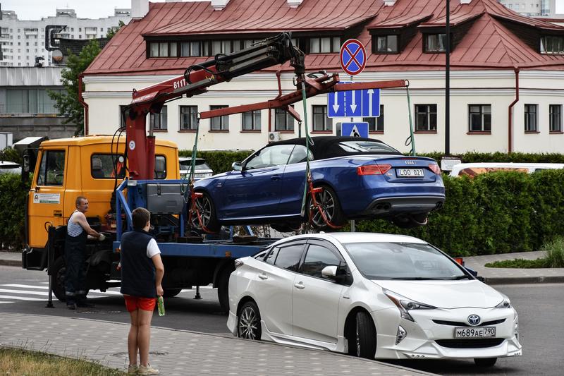 Abschleppwagen lädt ein Auto auf einer Straße auf