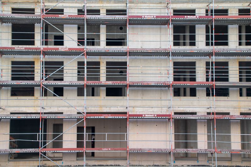 Rohbau eines Wohnhauses mit Baugerüst