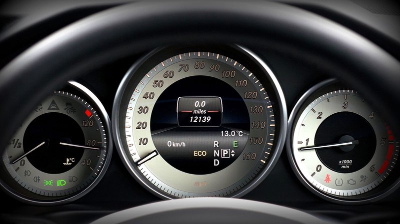 Instrumententafel eines Autos in Nahaufnahme mit Tachometer, Kilometerzähler und Drehzahlmesser