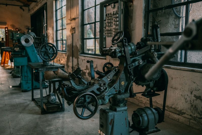 Stillstehende Maschinen in einer verlassenen Werkstatt