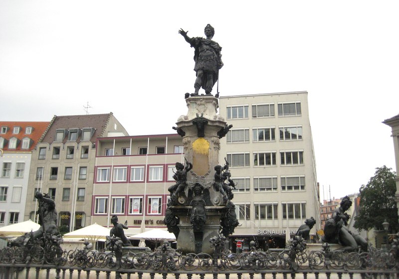 Augustusbrunnen auf dem Augsburger Rathausplatz mit Bronzefiguren und Wasserstrahlen