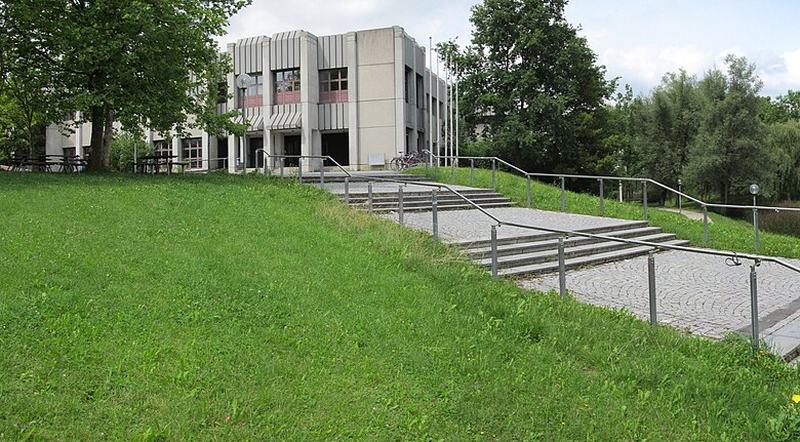 Gebäude und Treppenanlage auf dem Campus der Universität Augsburg an einem Sommertag