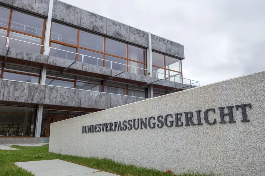 Außenansicht des Bundesverfassungsgerichts in Karlsruhe mit Namensschriftzug