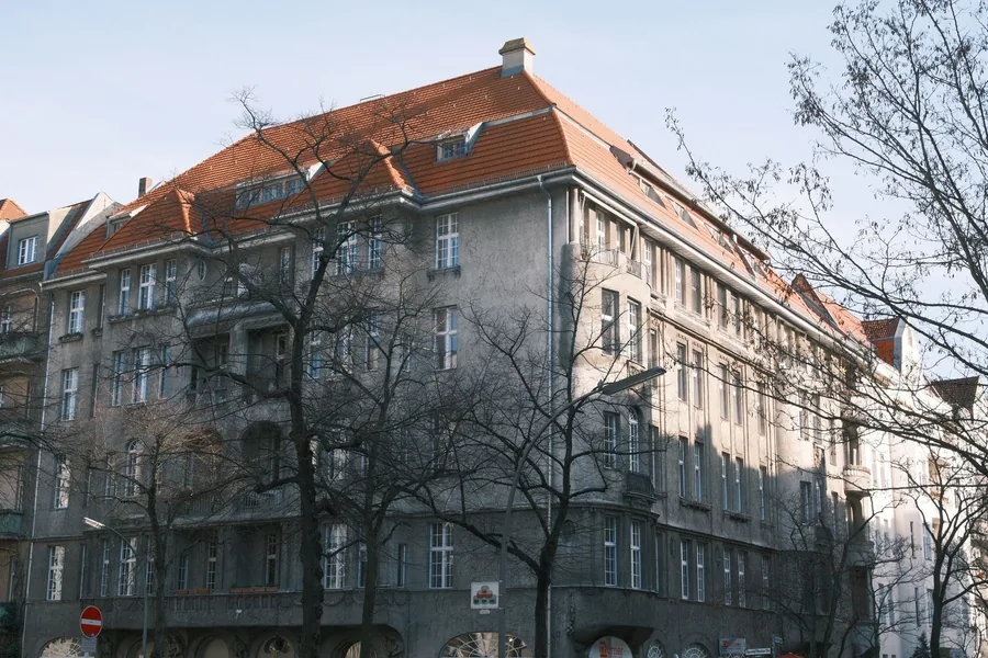 Altbau-Mietshaus in Berlin mit rotem Ziegeldach im Winter