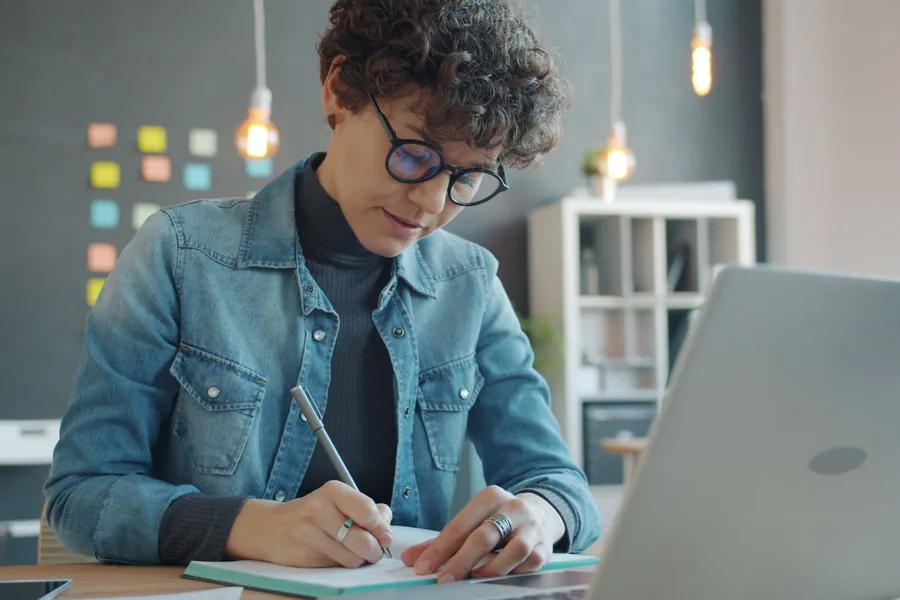 Studentin formuliert konzentriert an ihrem Laptop eine schriftliche Stellungnahme