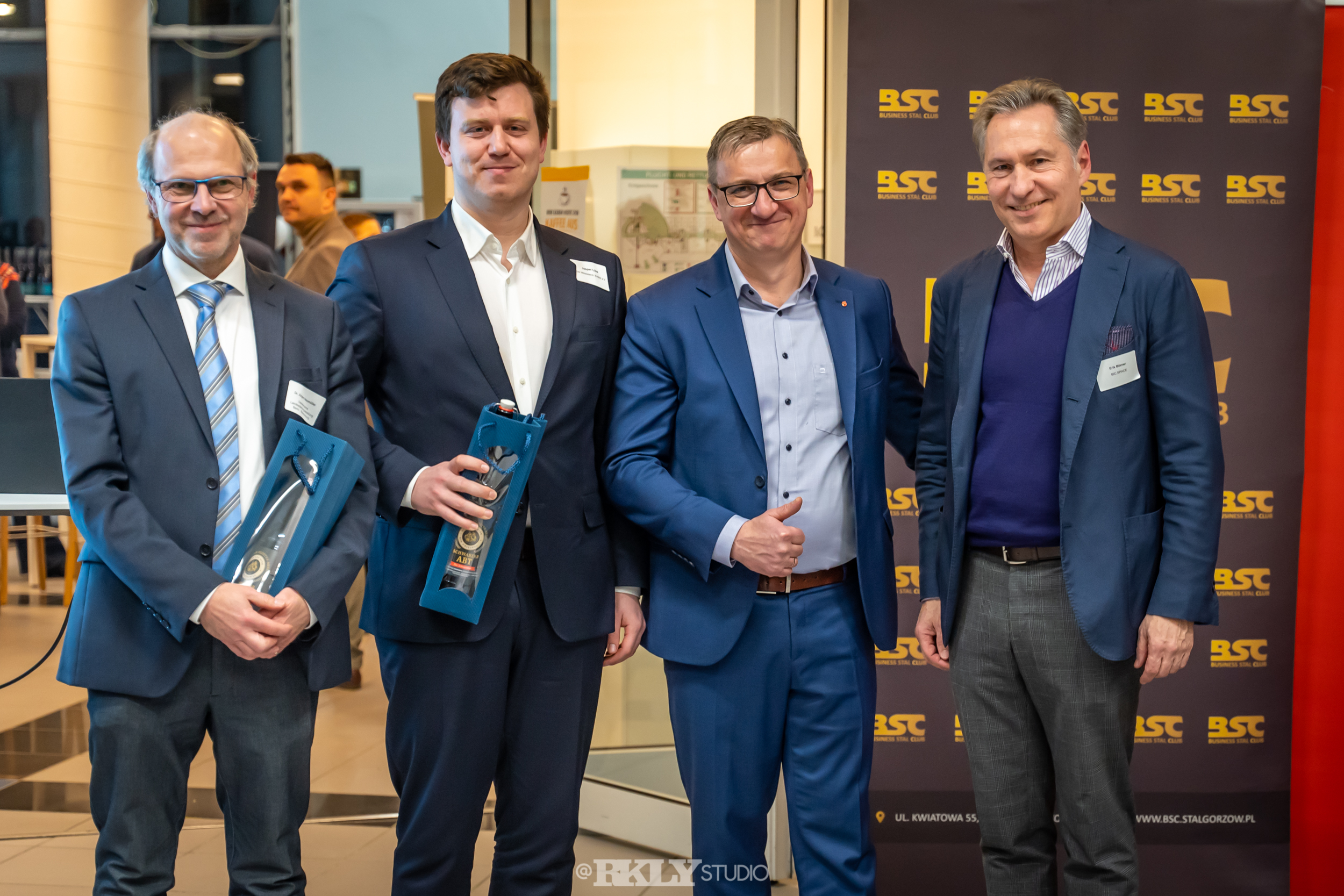 Voller Eventsaal mit Gästen im BIC.Space Frankfurt (Oder) bei der grenzüberschreitenden 360-Grad-Veranstaltung