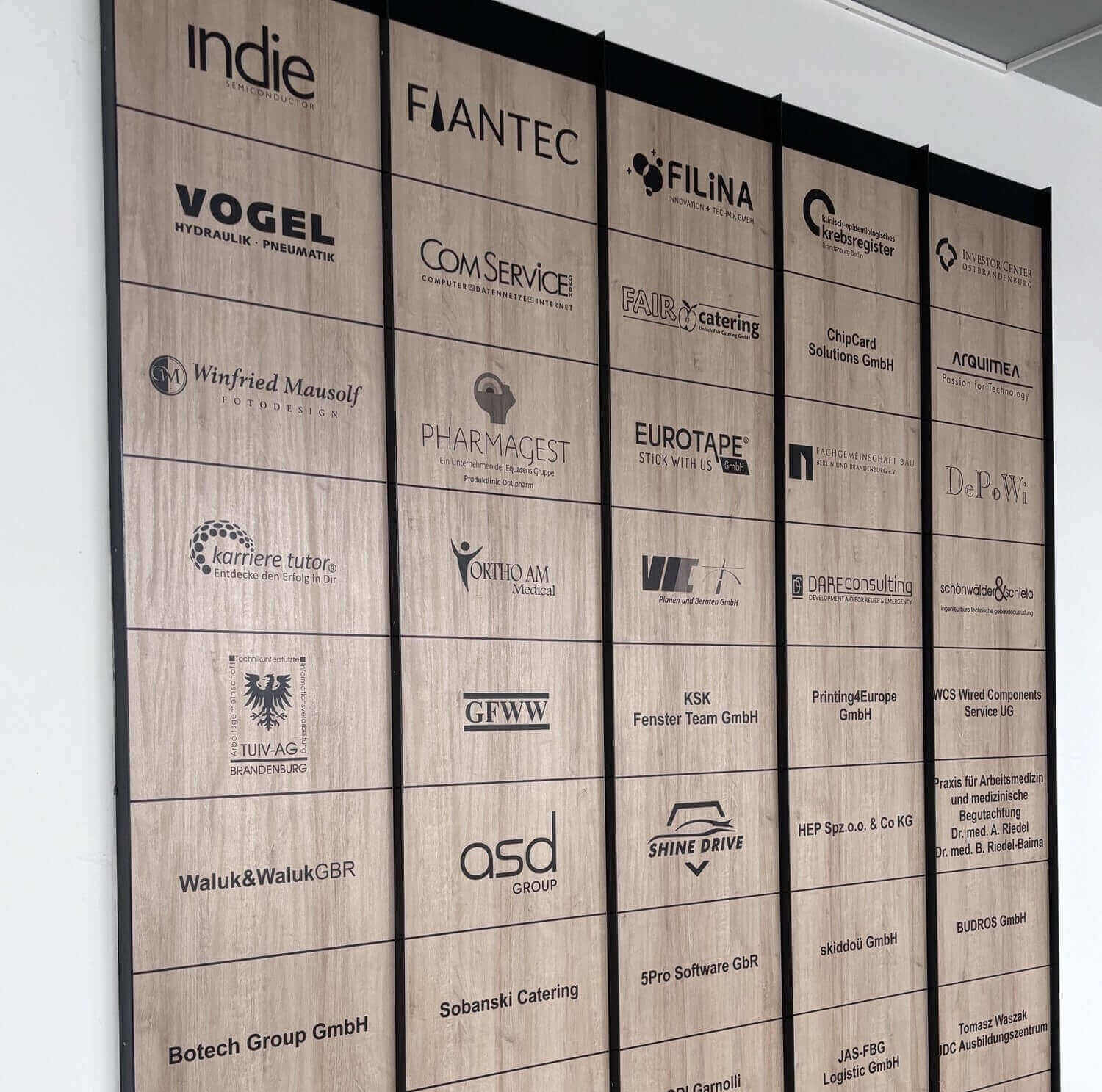 Company signs in the entrance area of BIC.Space in Frankfurt (Oder)