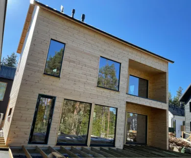 Kuullotemaalattu hirsitalo.
