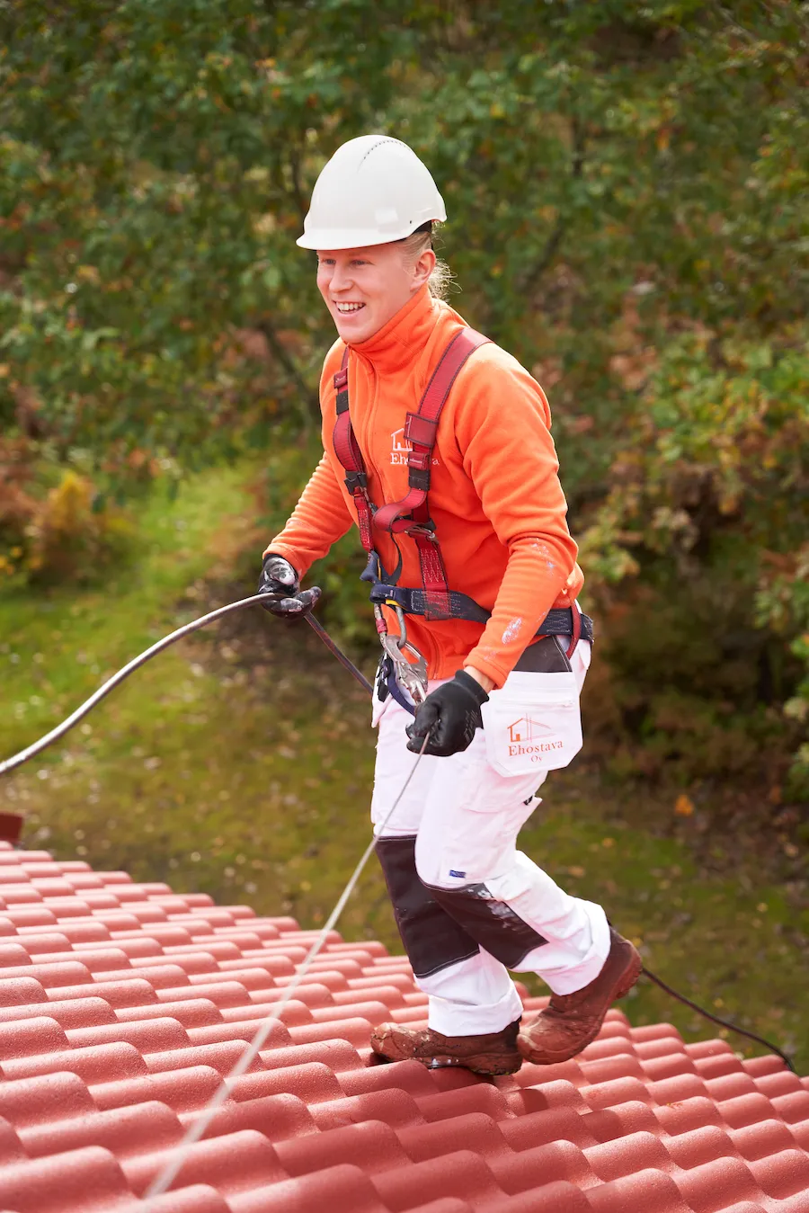 Tiilikaton maalaus työvaihe.
