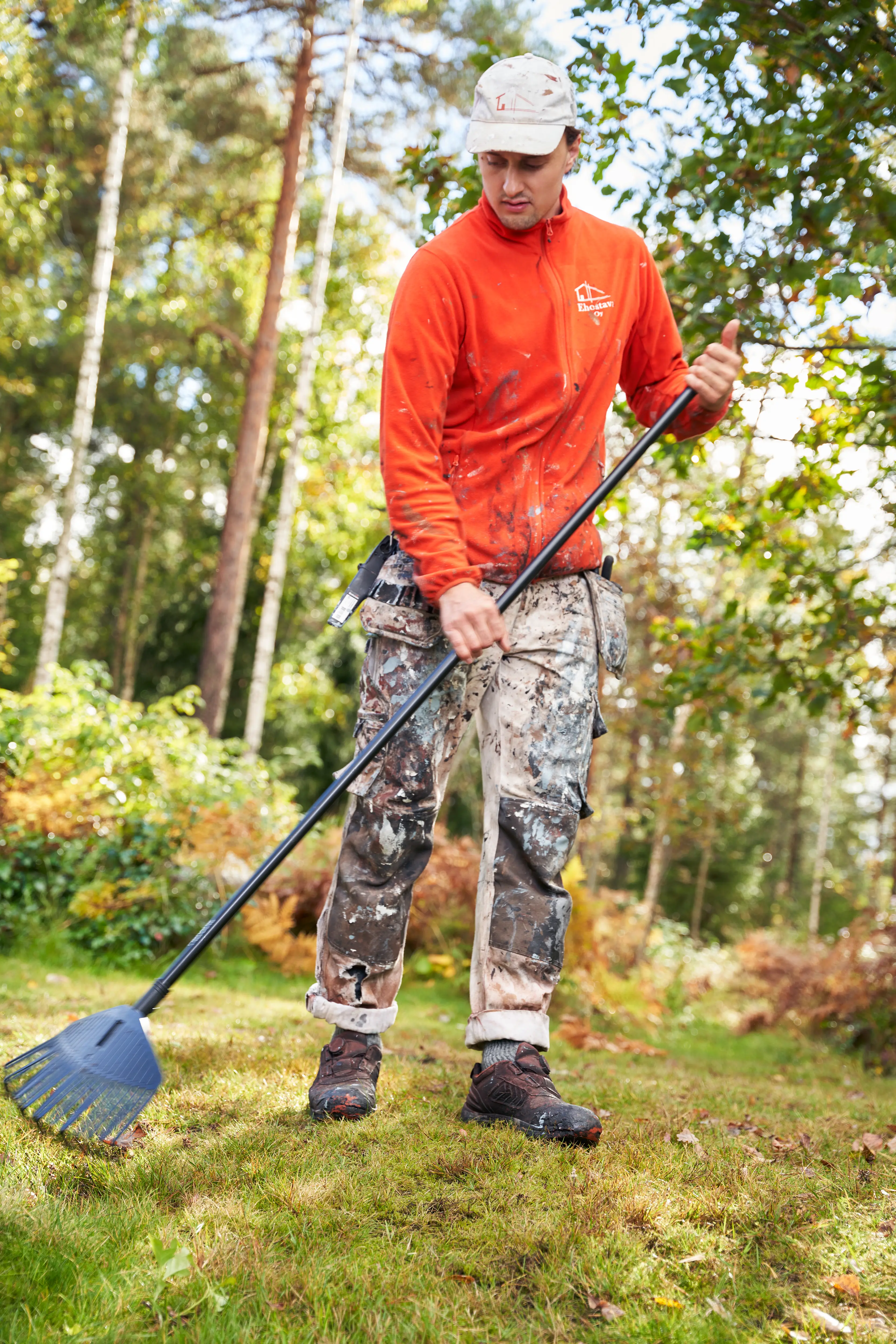 Pihan siivous maalauksen jälkeen.