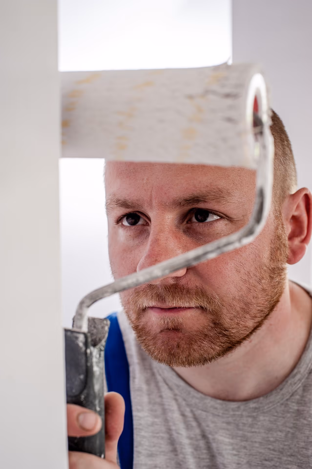 Työmies keskittyy maalamiseen
