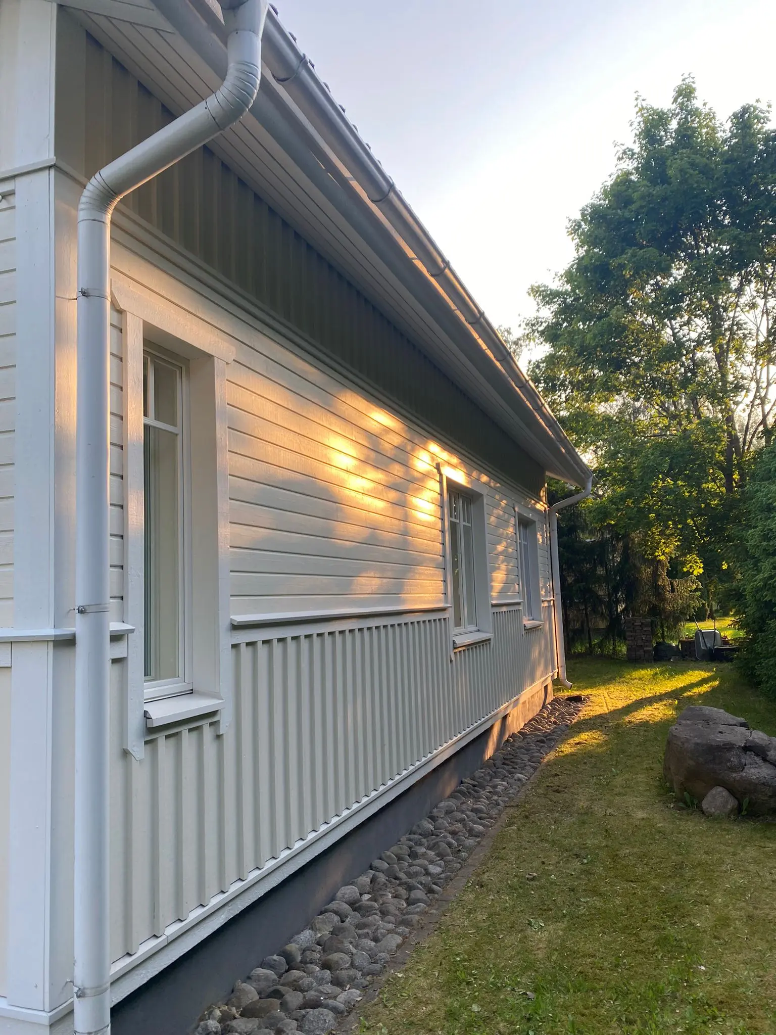 Juuri maalatun omakotitalon seinä