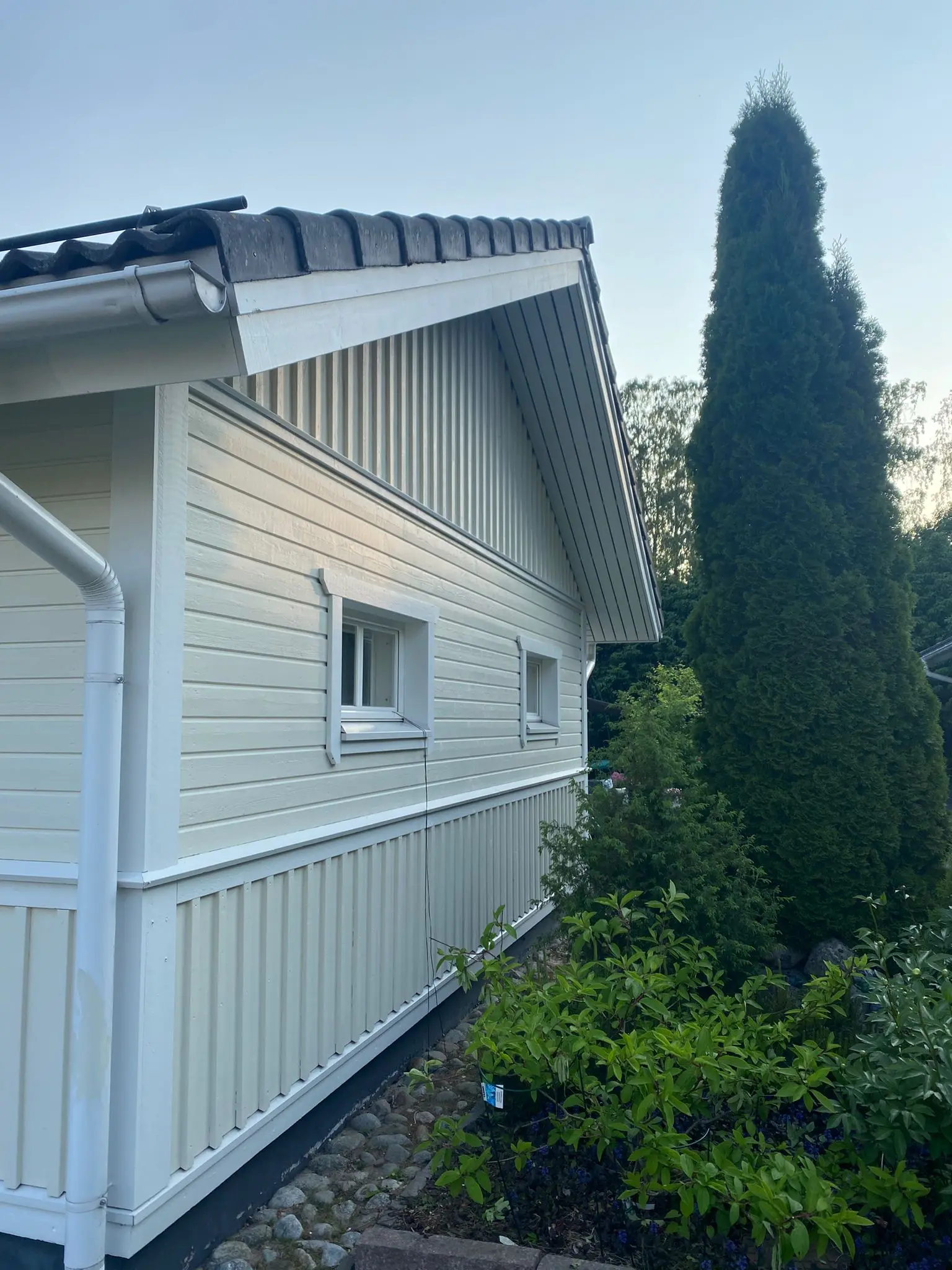 Peltosen kodin maalattu julkisivu