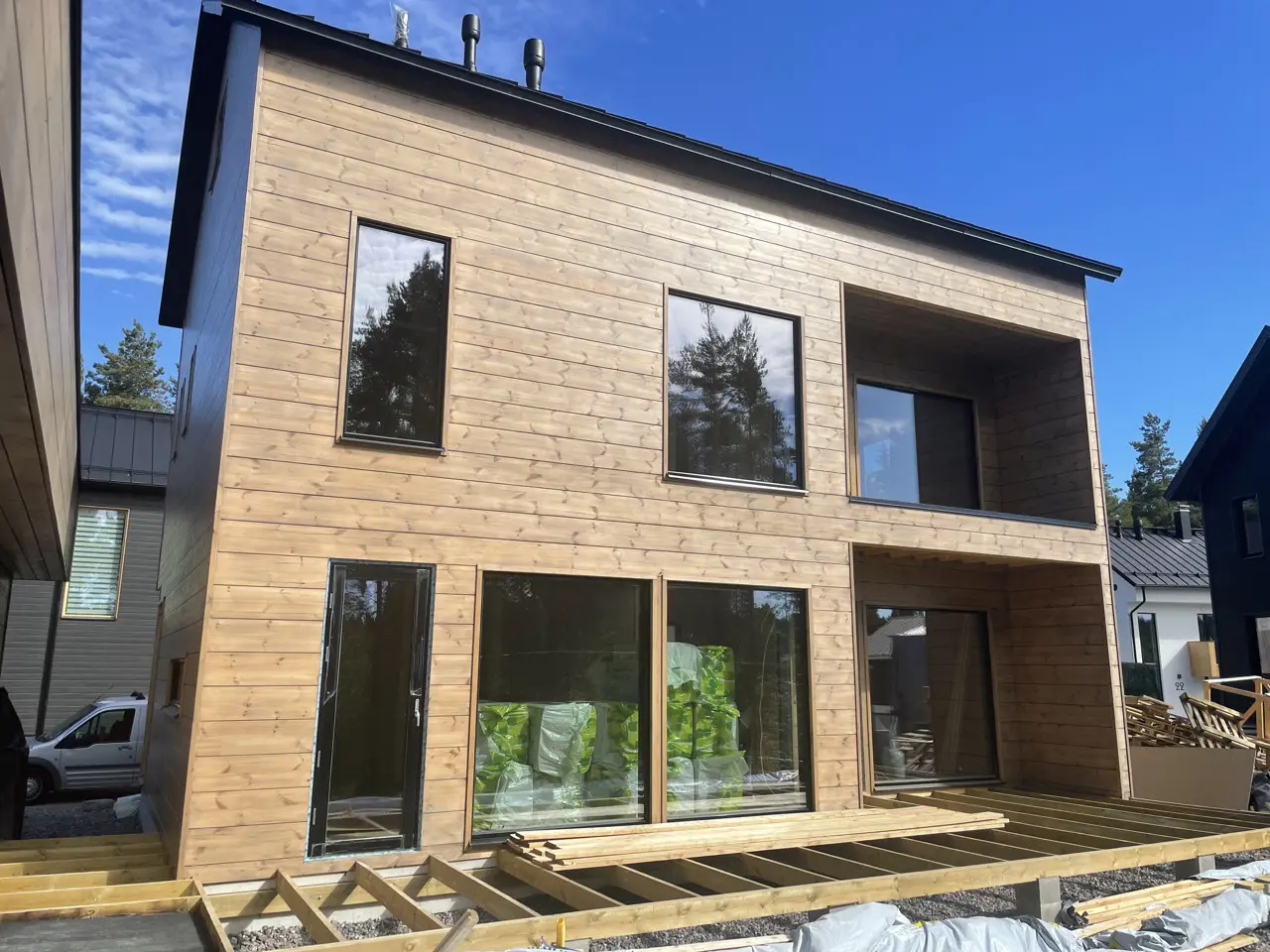 Näyttävä hirsitalo kuullotemaalauksen jälkeen.