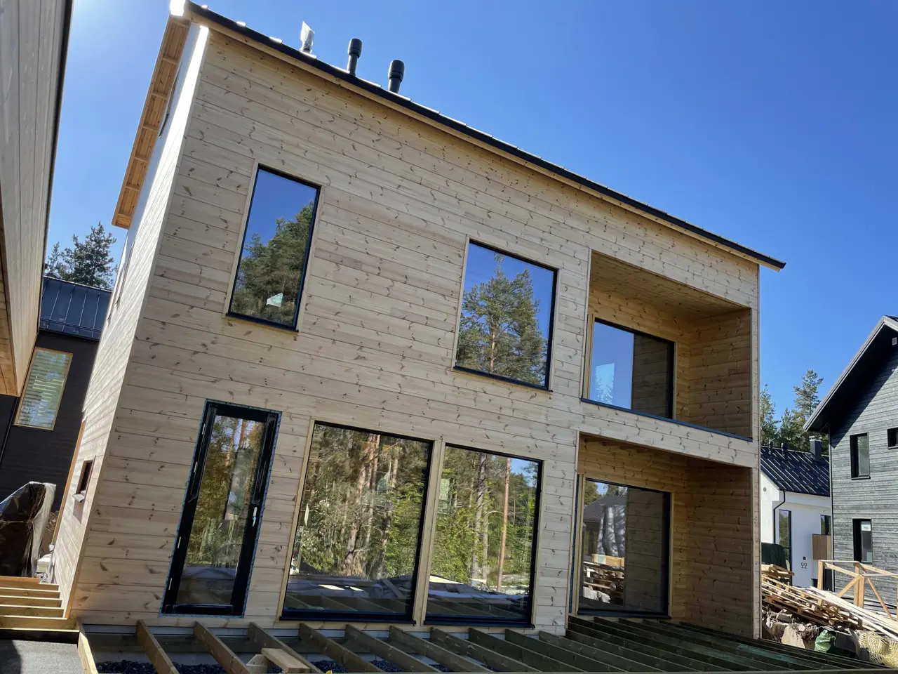 Näyttävä hirsitalo ennen maalausta.