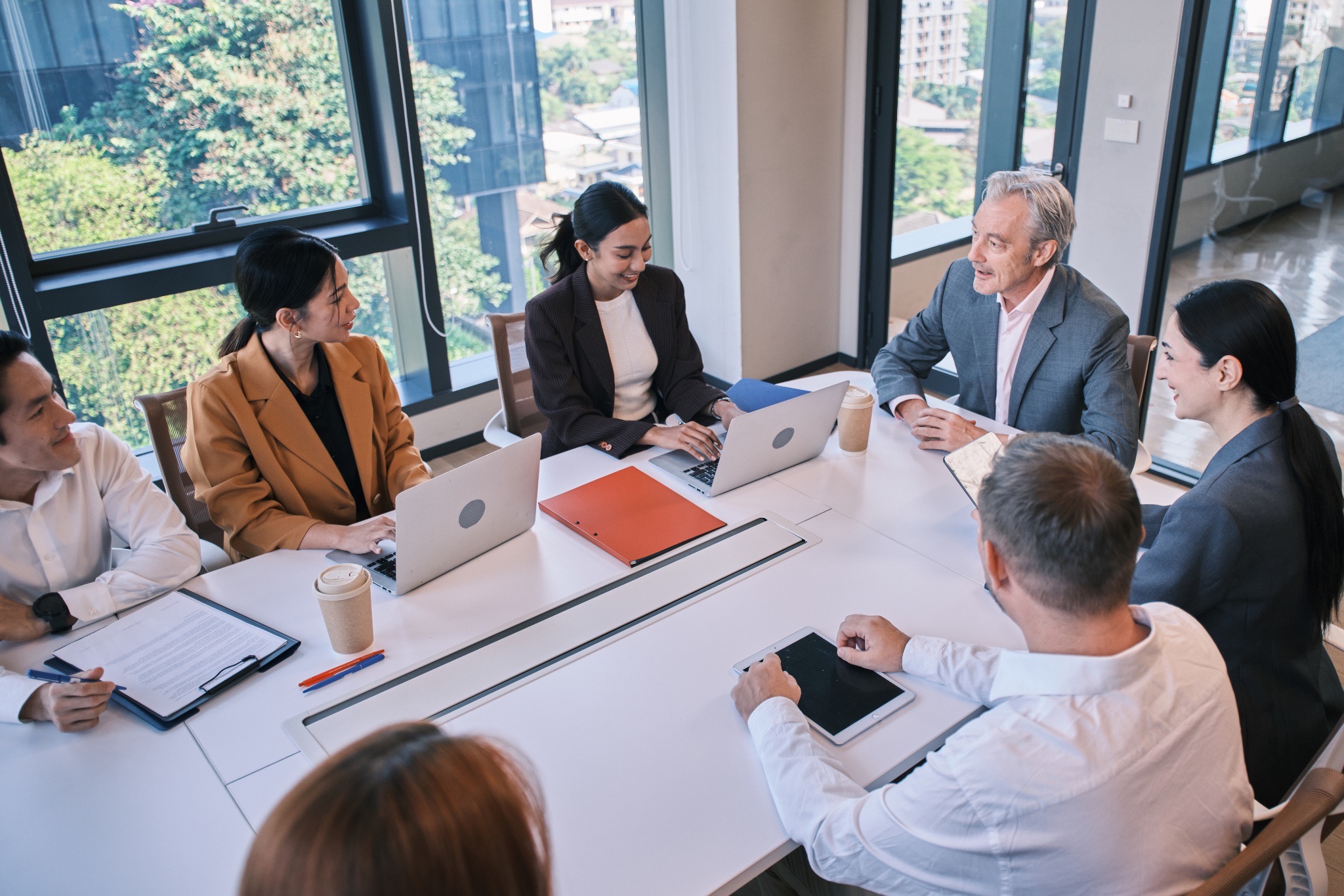 B2B sales team collaboration, strategic account management meeting, sales leadership discussion, sales team planning session, enterprise sales strategy, collaborative sales process, account management team