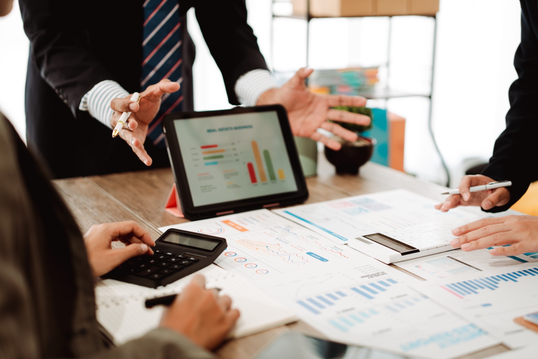 pipeline review meeting, leading and lagging indicators, sales forecast analysis, B2B pipeline tracking, sales performance dashboard, pipeline data review, sales team analytics