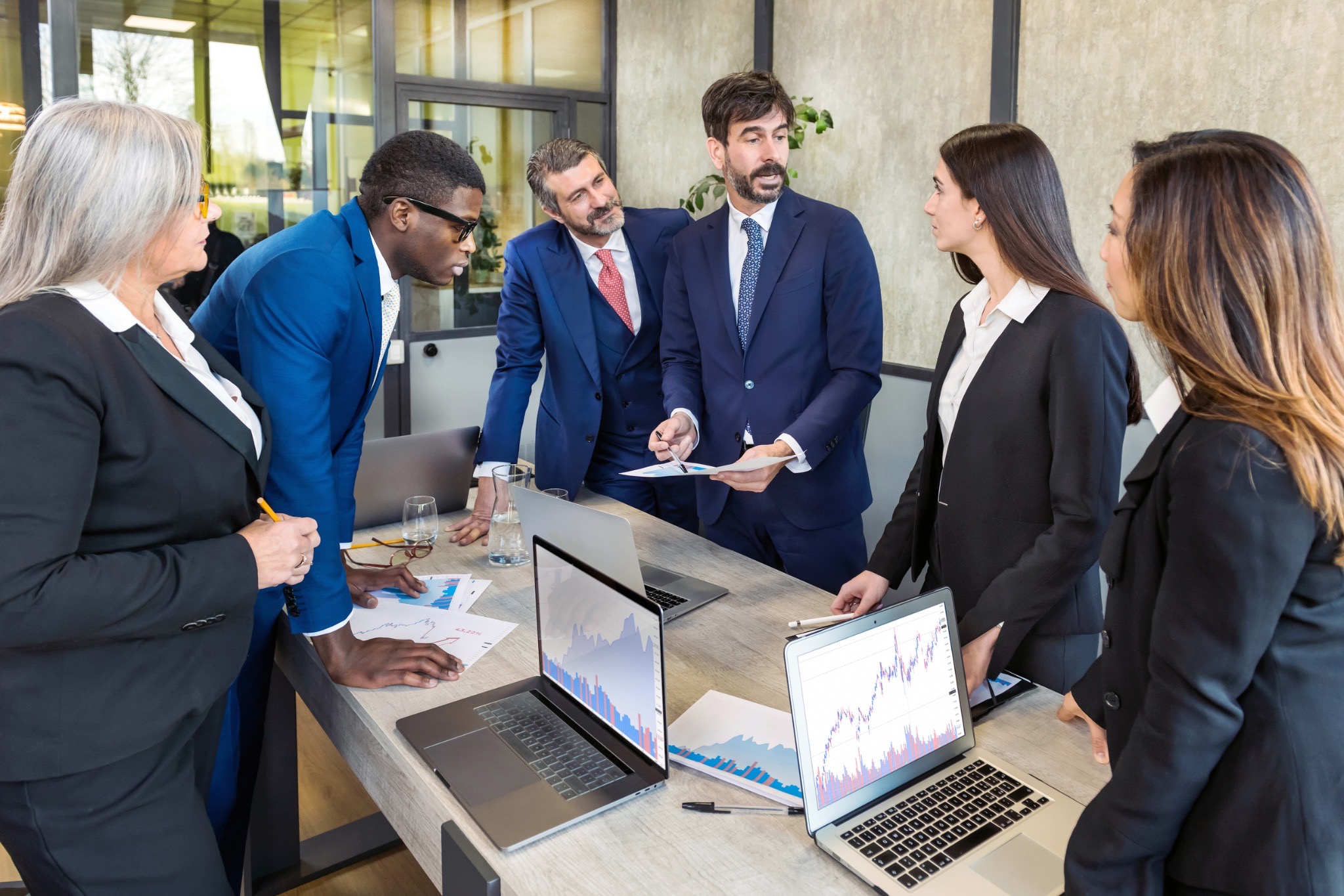 sales pipeline discussion, pipeline health review, B2B sales team meeting, forecast accuracy analysis, qualified pipeline value, sales leadership strategy, deal review meeting