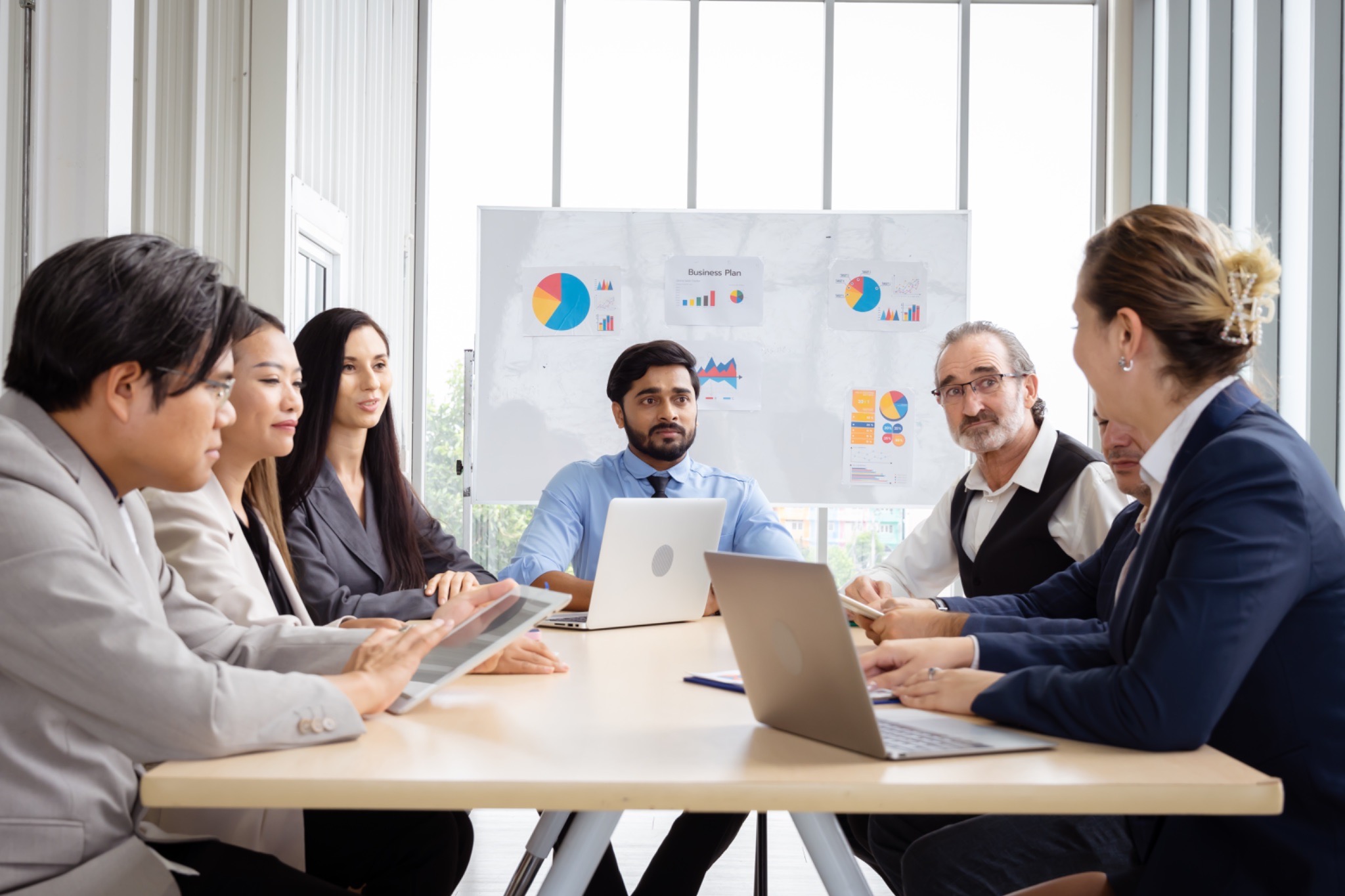 sales team pipeline strategy meeting, B2B sales collaboration session, AI augmented sales team, sales team data review, revenue team planning discussion, sales strategy presentation, team analyzing sales metrics