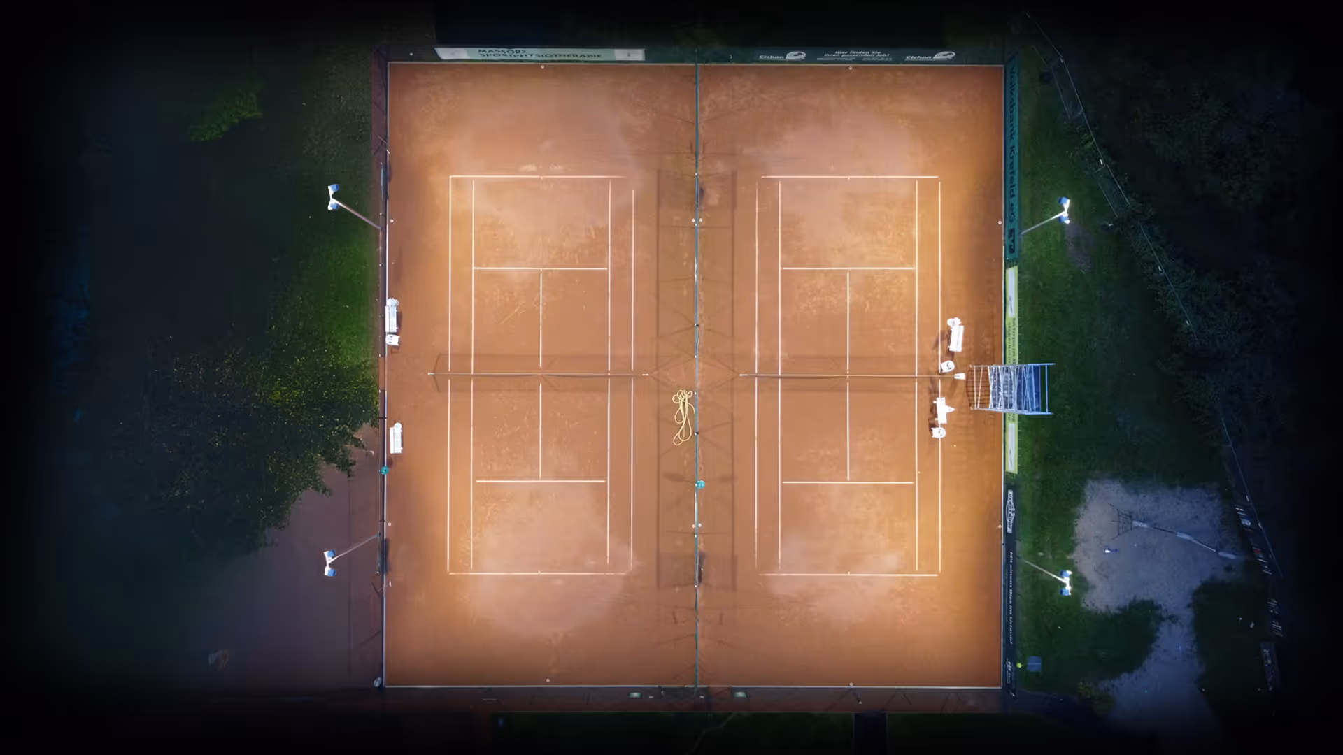 Tennisplatz beleuchtet bei Nacht
