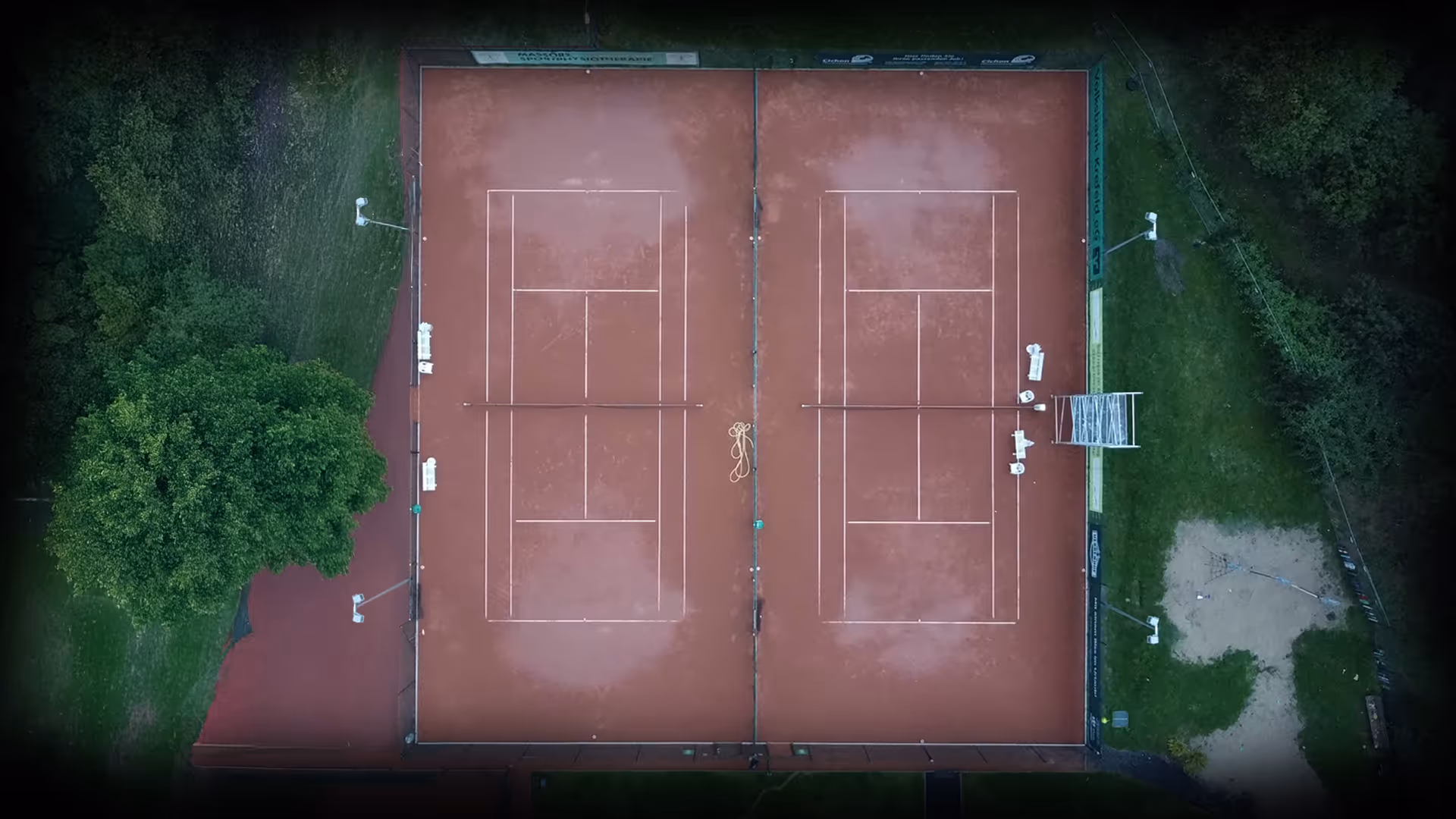 Tennisplatz bei Tag