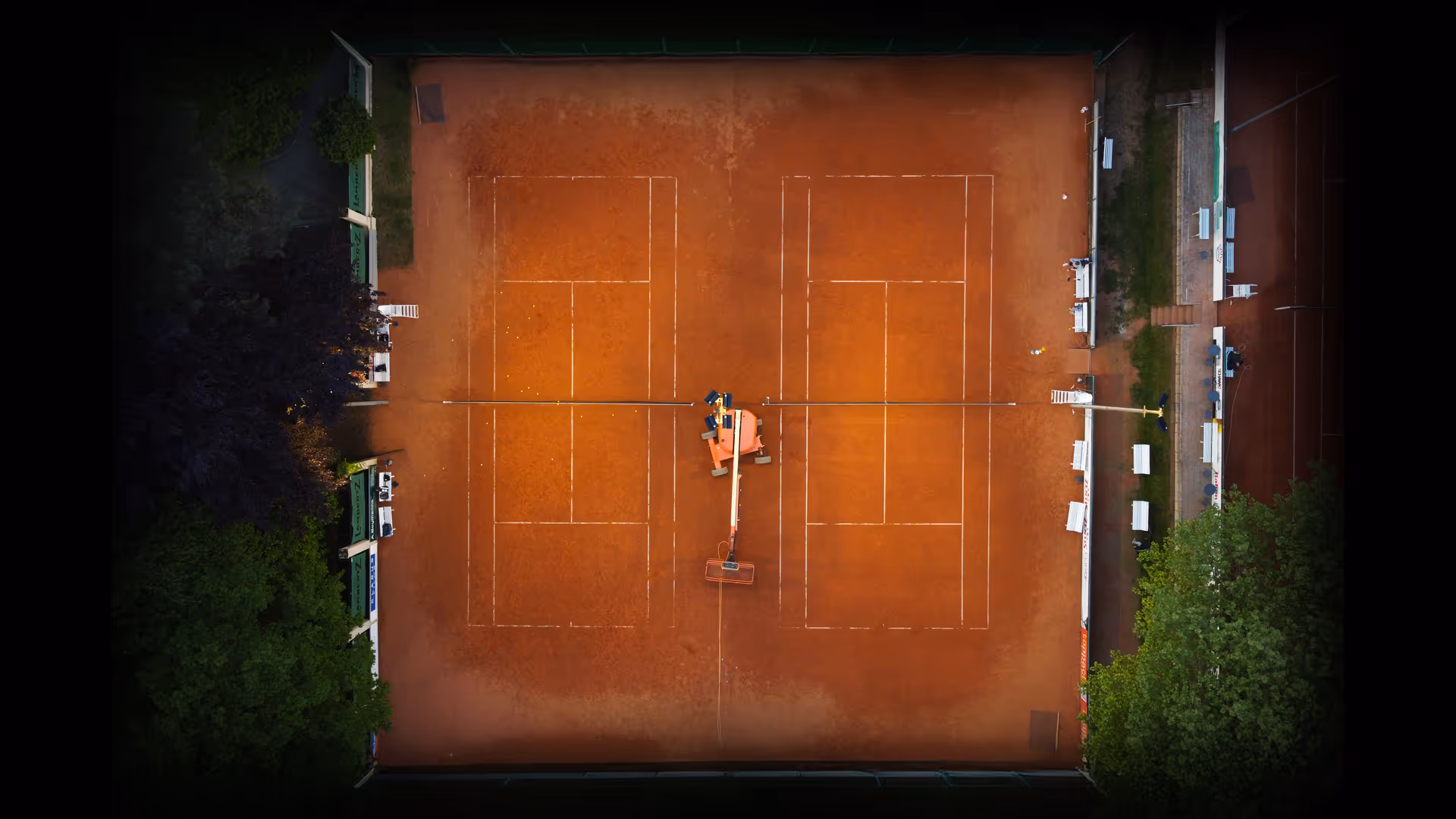 Vogelperspektive vom beleuchteten Tennisplatz des Aachener Kurhaus Vereins