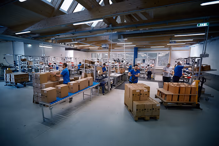 Mehere Fachkräfte der integrativen Betriebe, die Fertigerzeugnisse verpacken.