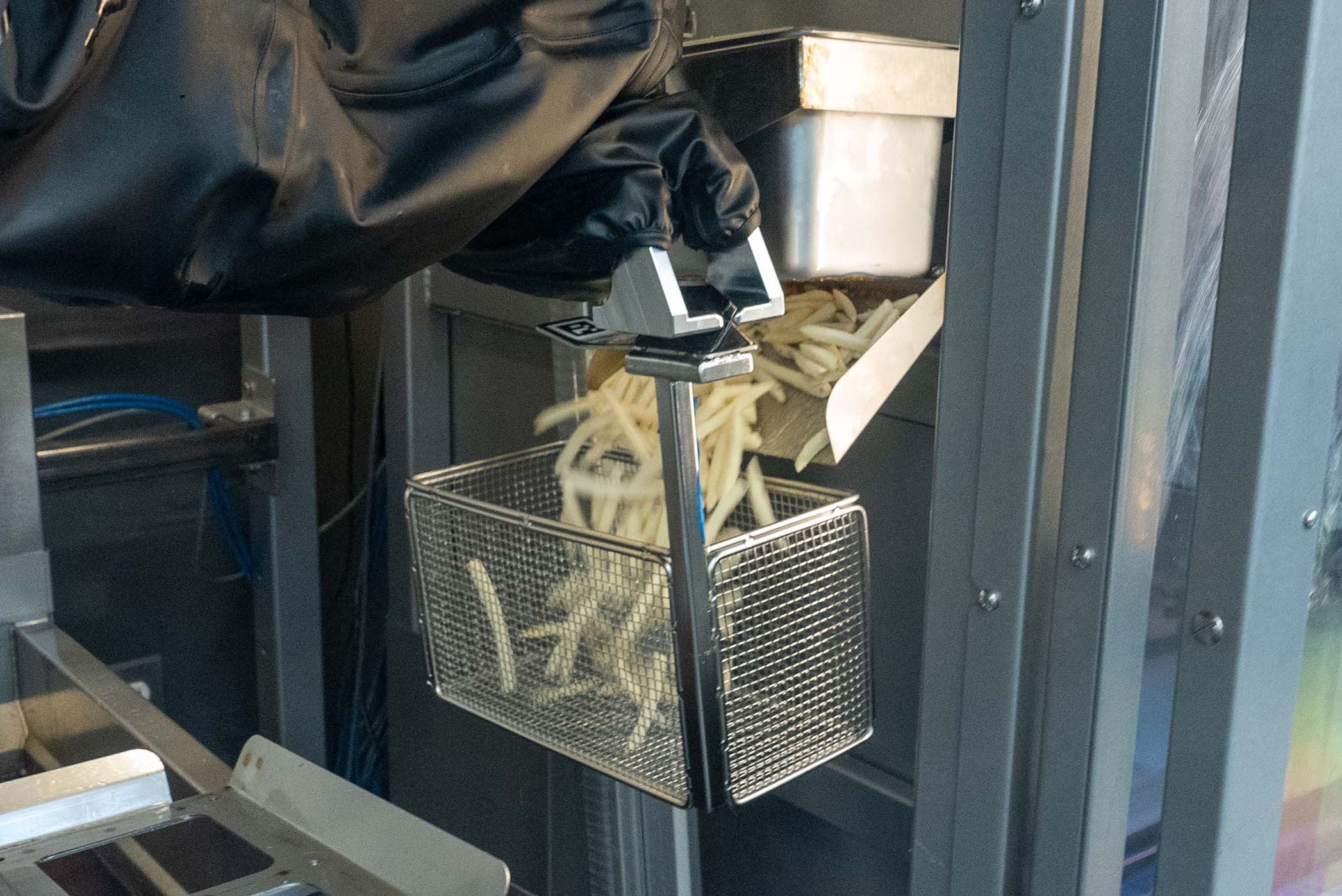 Flippy by Miso Kitchen AI. Fully automated fast food robot.