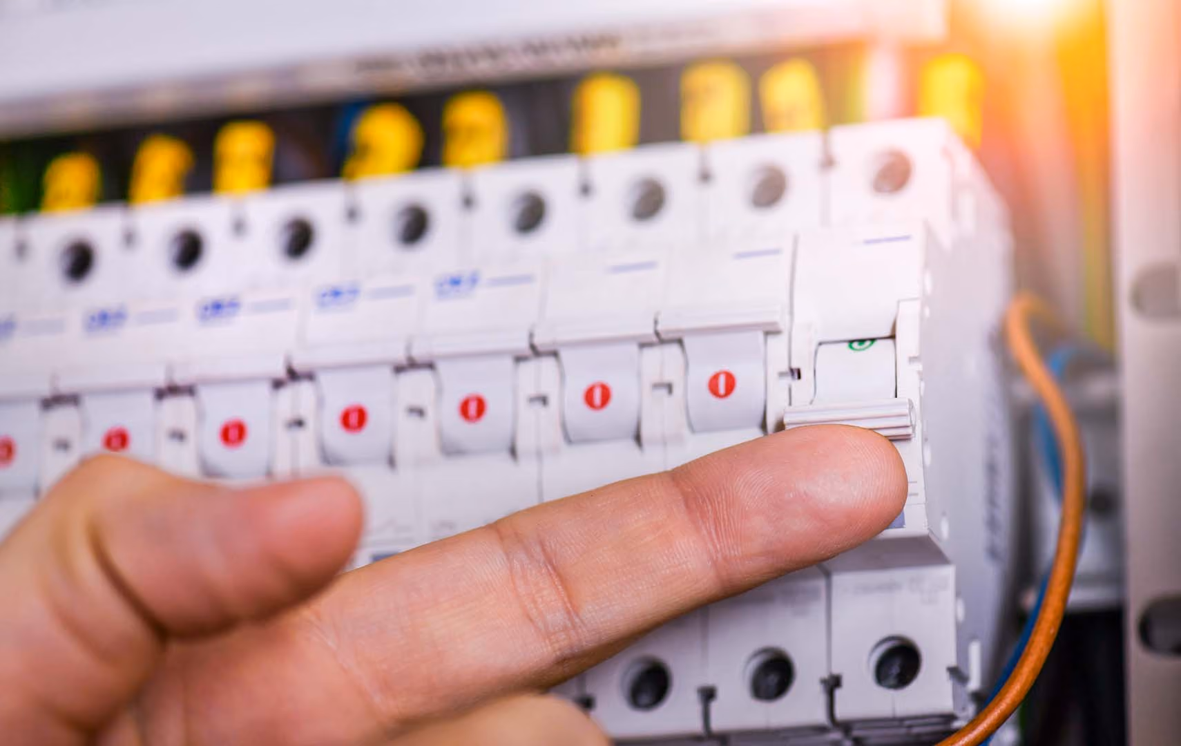 Sikringsskap med automatsikringer og jordfeilbrytere