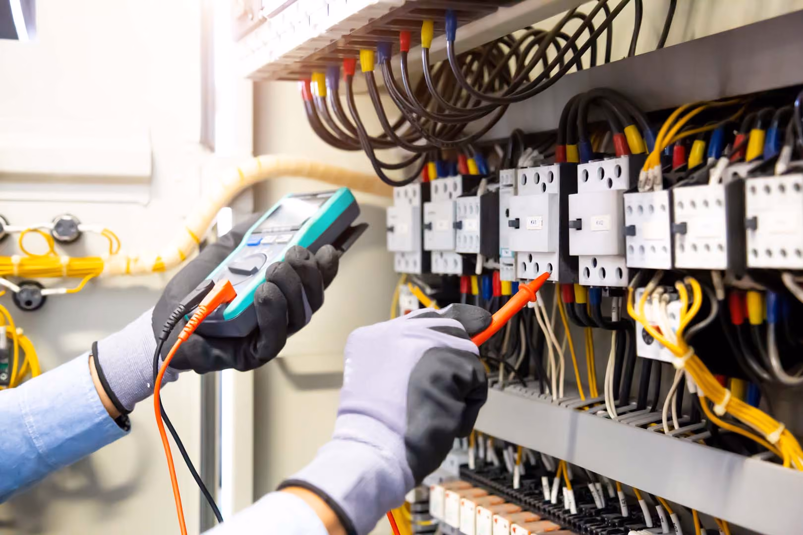Elektriker utfører service og feilsøking på el-anlegg