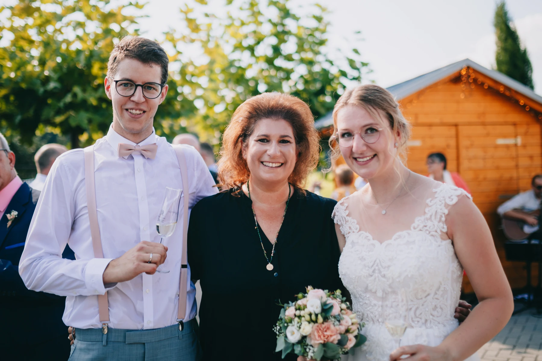 Hochzeitspaar küsst sich