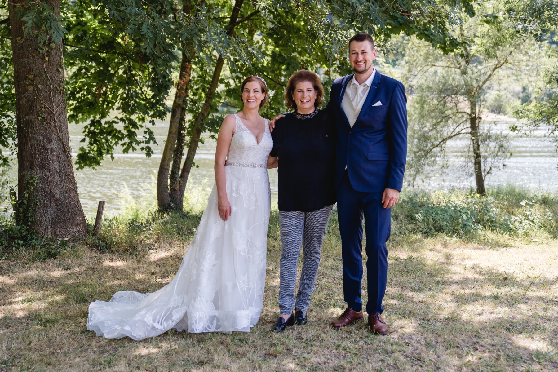 Hochzeitspaar küsst sich