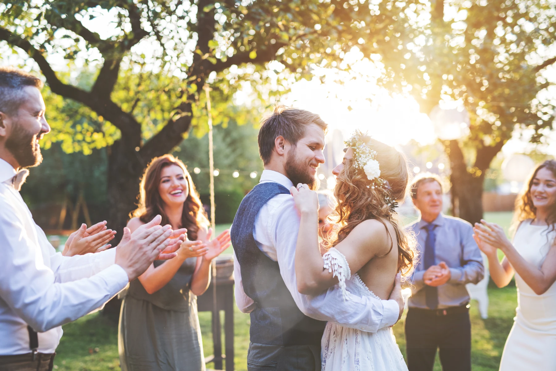 Hochzeitspaar küsst sich