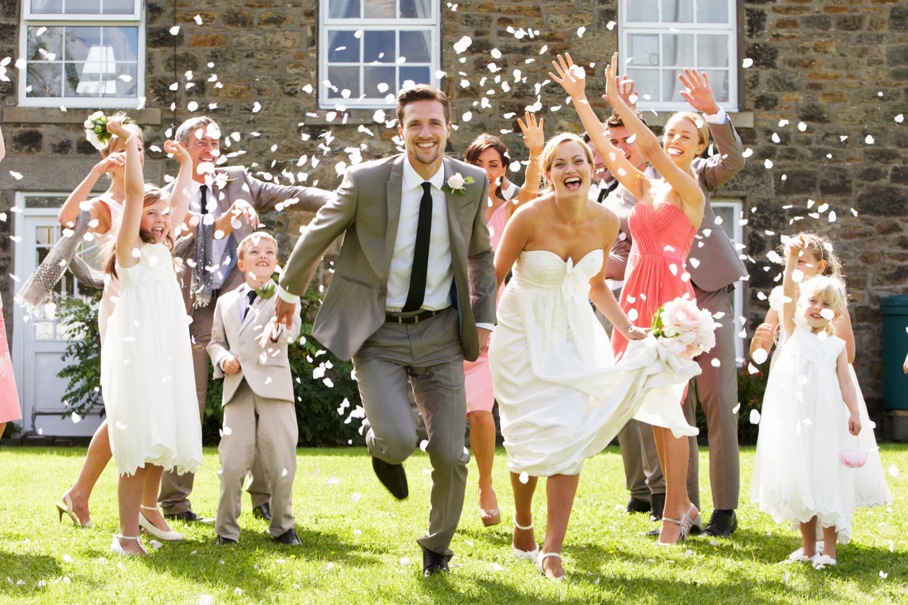 Hochzeitspaar küsst sich