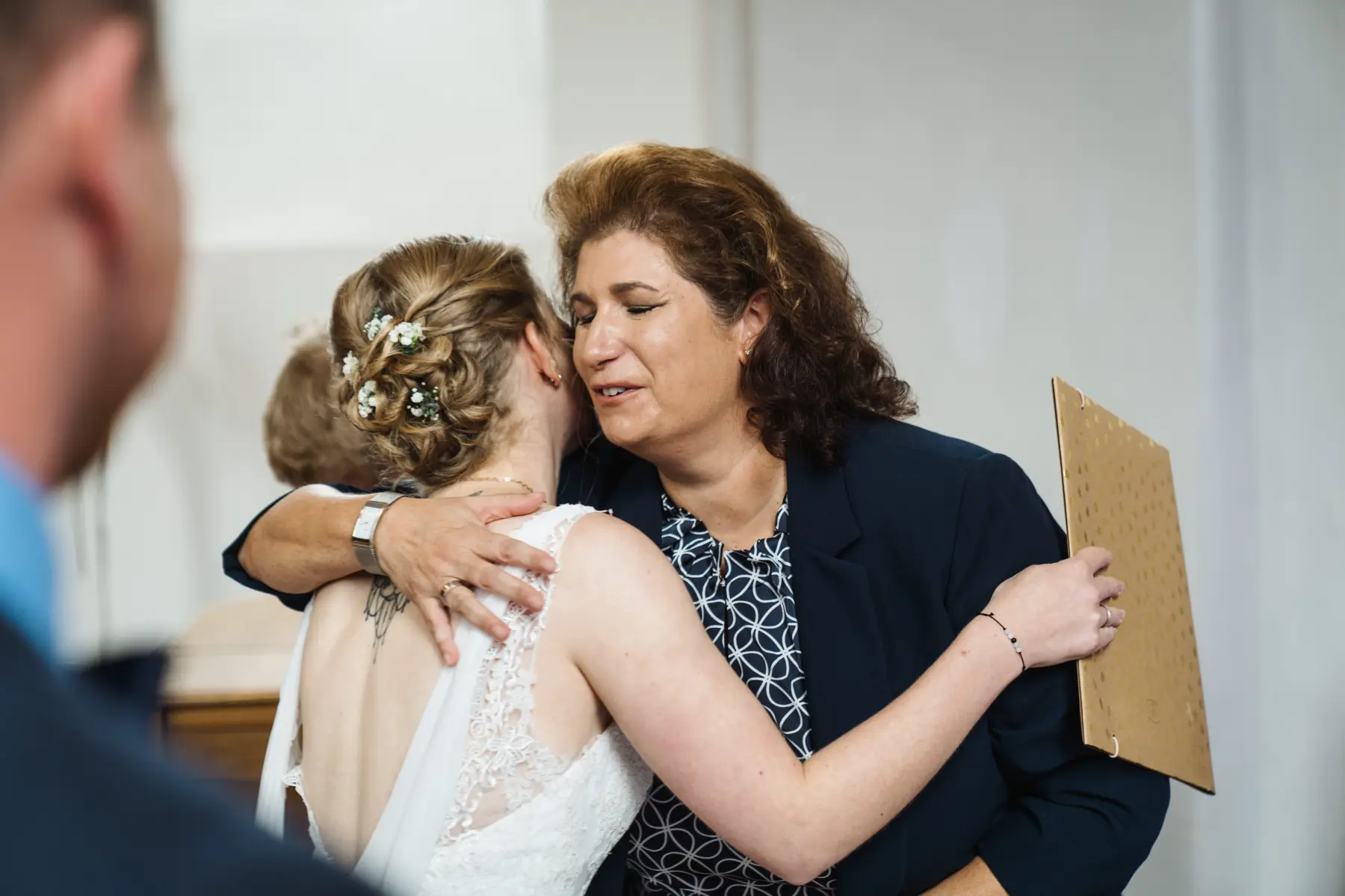 Hochzeitspaar küsst sich
