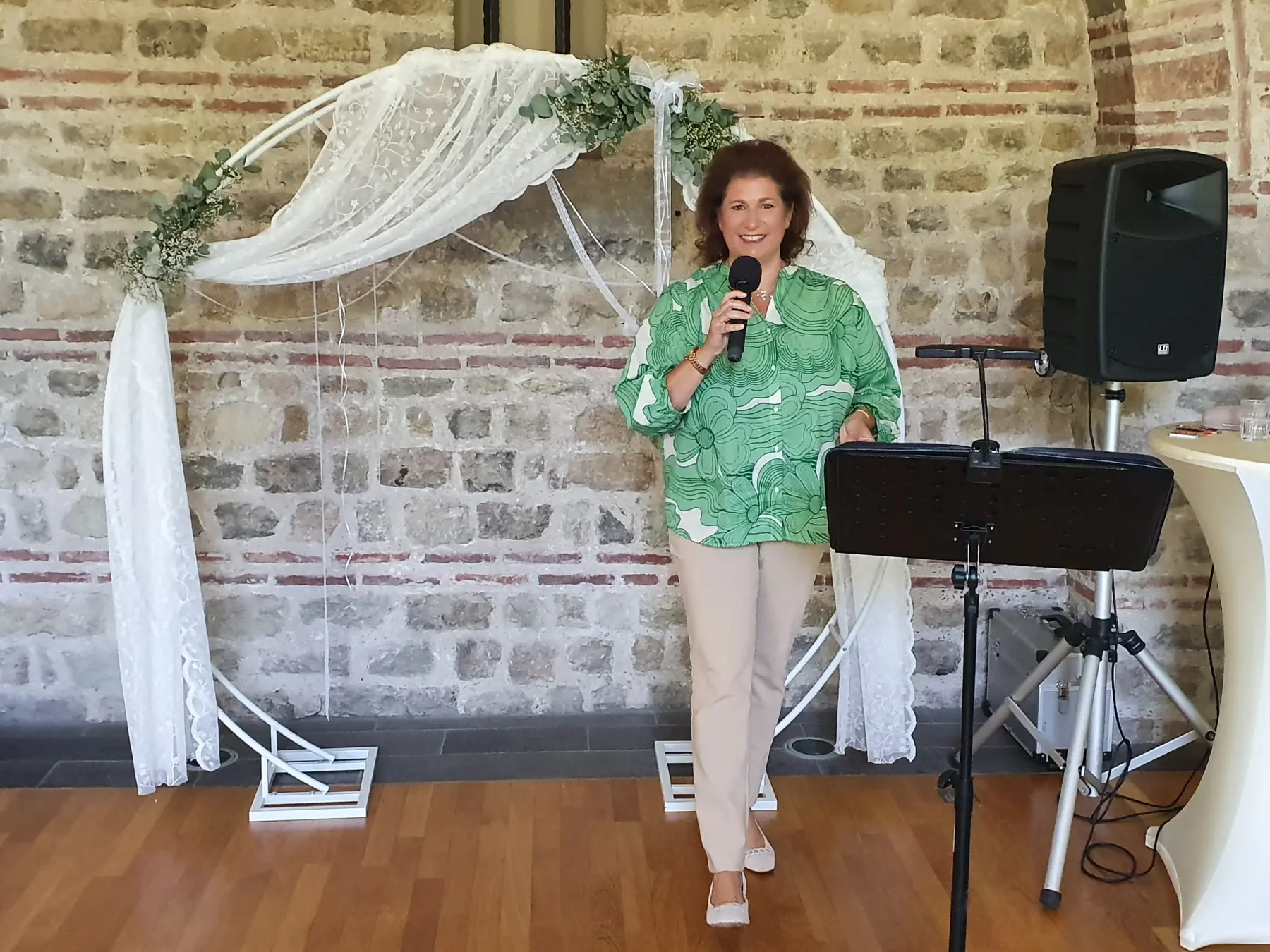 Frau singt von Freie Rednerin
