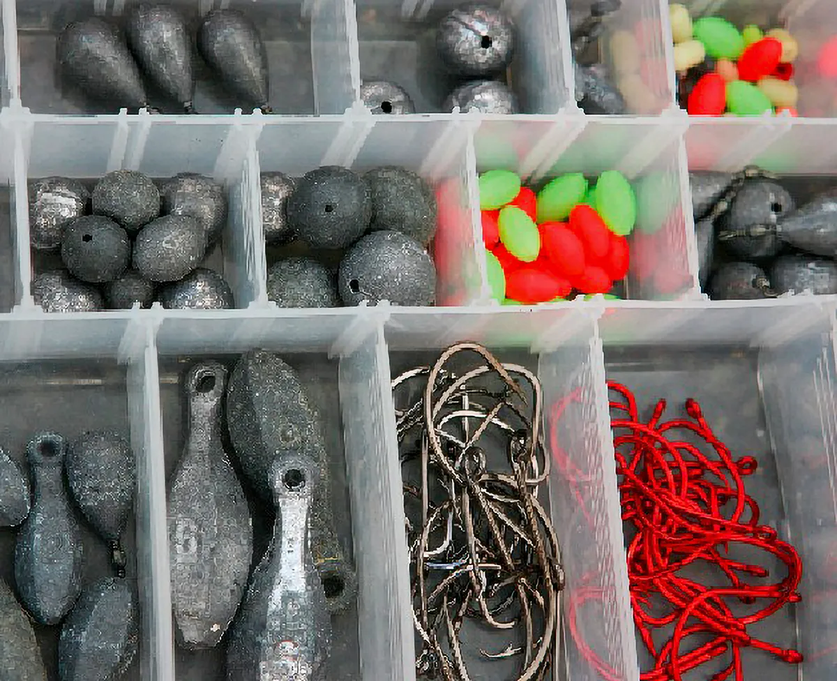 The teardrop sinkers are used on the ledger rig and can be easily changed when attached to the loop on the bottom of the rig. Suicide or octopus hooks, centre, are used on a running rig while recurve hooks (red) are always put onto ledger rigs. They can be used on a long trace on a running rig also, but we do not use suicide hooks on the ledger rig as they do not self-hook as well.