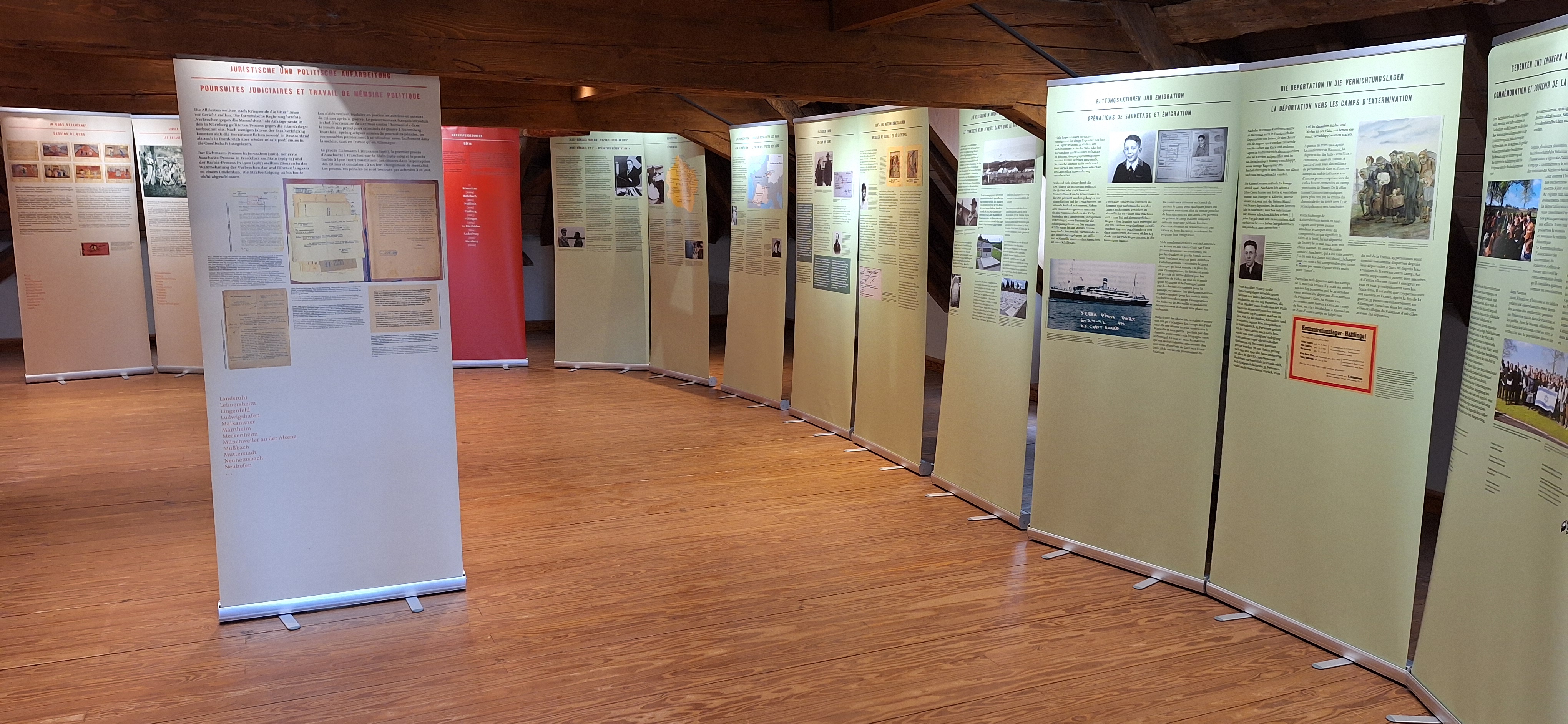 Wanderausstellung Gurs 1940 in einem historischen Dachraum – die Roll-Banner werden an einem der Ausstellungsorte gezeigt