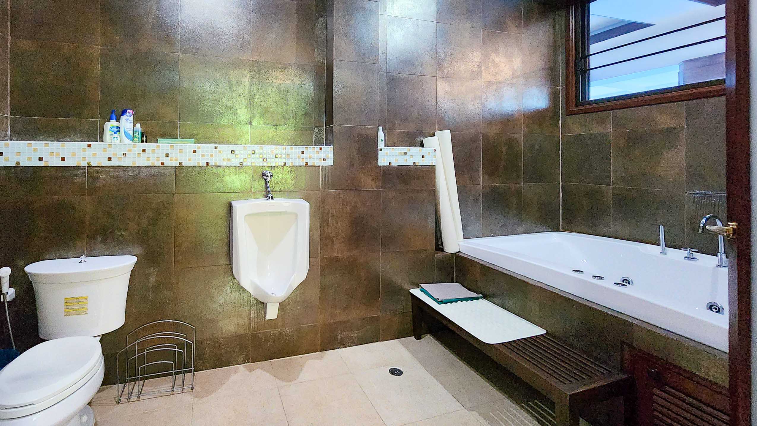 Expansive Luxury Estate on 7 Rai in Tranquil Nam Phrae, Hang Dong