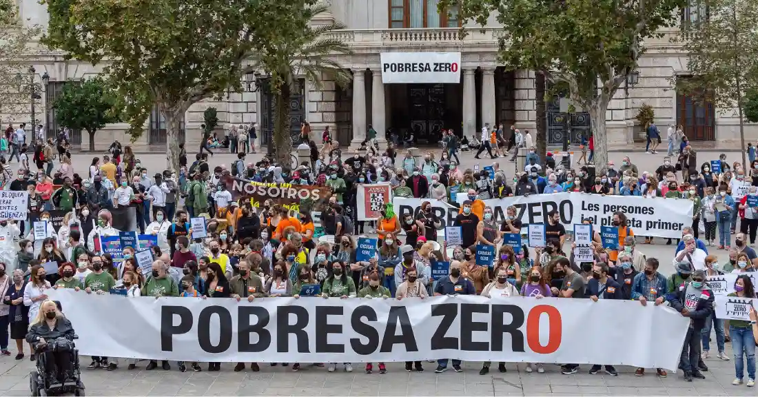 Manifestación Pobresa Zero 2021 a la llegada a la Plaza del Ayuntamiento de Valencia