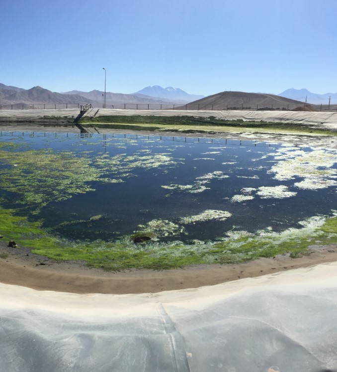 Un réservoir d'irrigation perd de l'eau par évaporation et à cause du vent