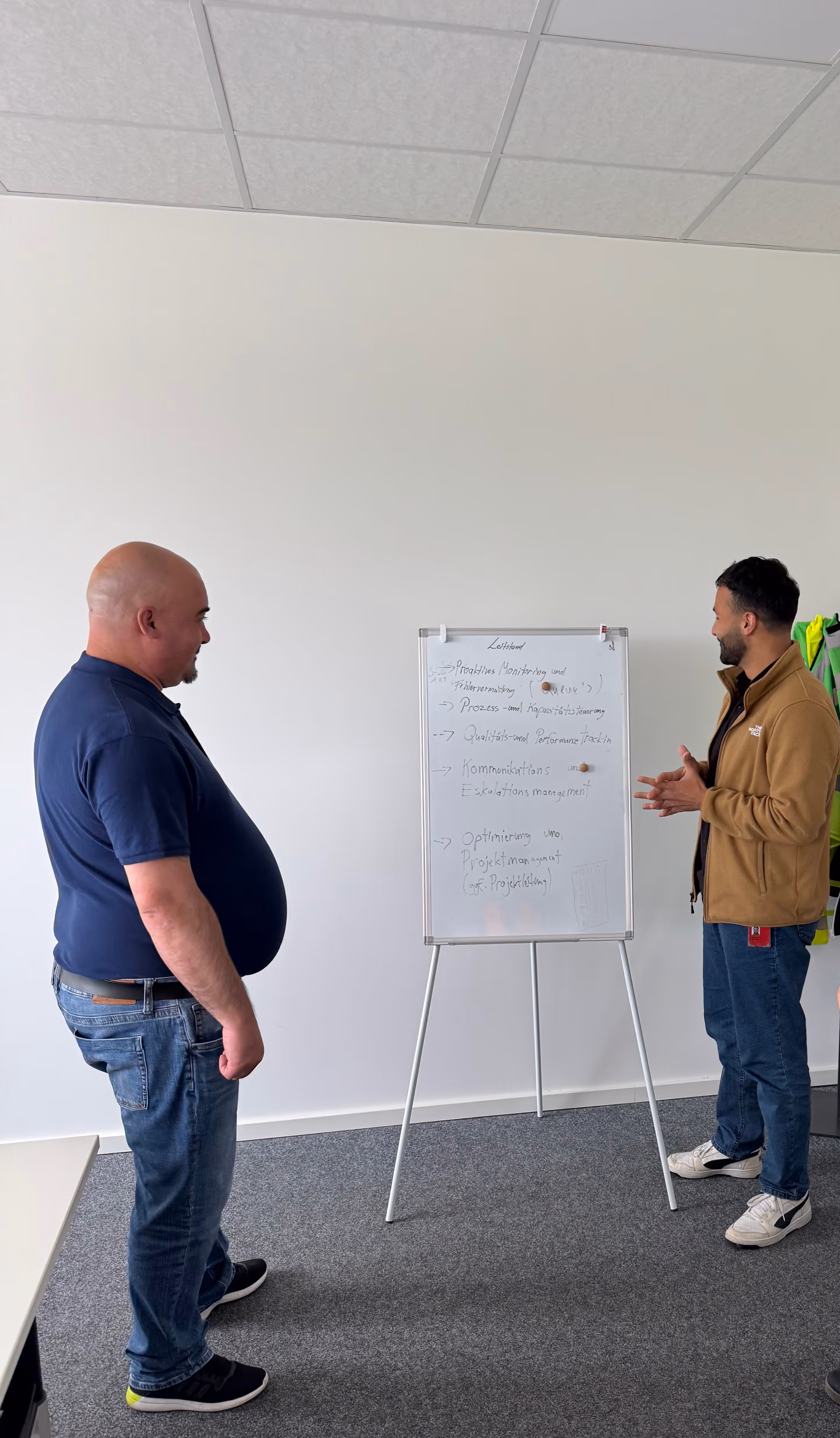 Emre Yunus Baysal erklärt etwas vor der Tafel