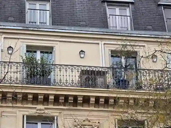 Climatisation-split-balcon-Paris-Haussmannien