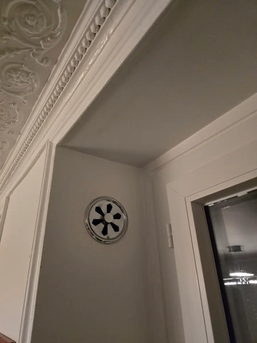 Ventilation-haute-fenêtre-immeuble-haussmannien