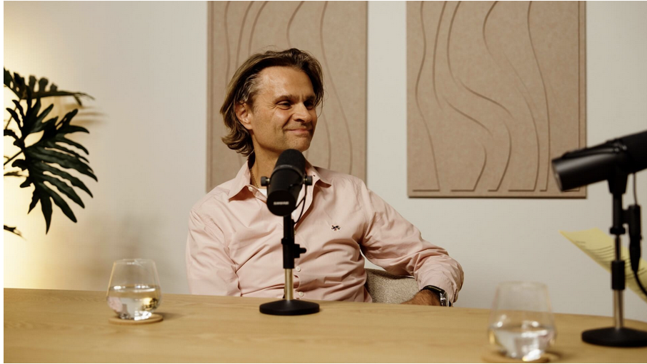 In deze eerste aflevering van de NVA-podcast duikt acupuncturist Gilles Stoop in het Hout-element: de energie van groei, richting en veerkracht.
Wat gebeurt er als die kracht vastloopt? En hoe vind je de natuurlijke stroom terug?
Luister of kijk de aflevering – een gesprek over grenzen, herstel en de kunst van loslaten.